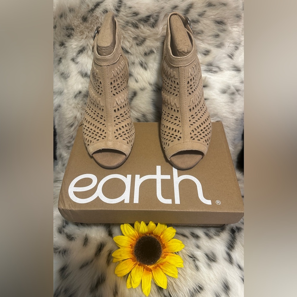 Earth Women's Carson Hamden Leather Peep-Toe Ankle Booties